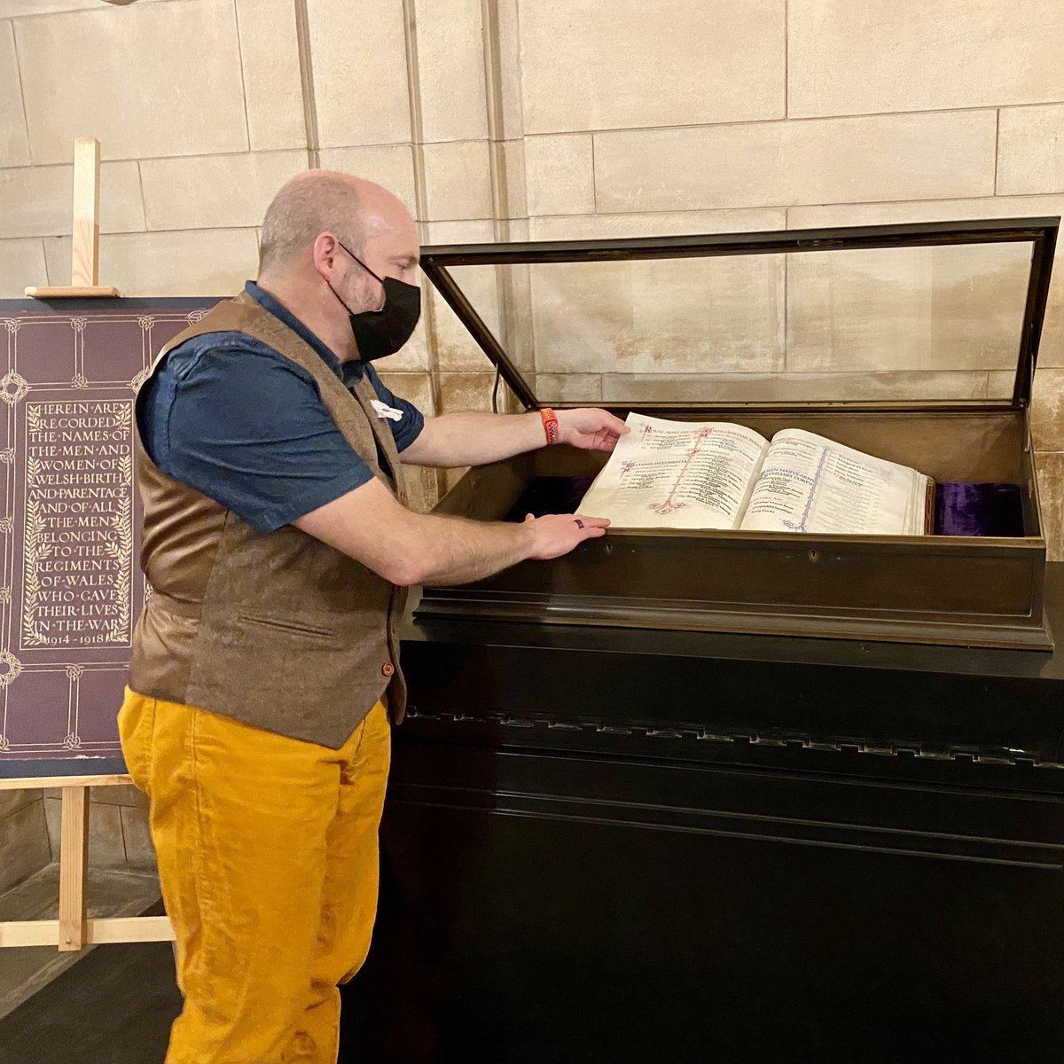 WCIA_Wales's tweet photo. #RememberingforPeace on 11.11, at 11am we marked the tradition of ‘Turning the Page’ of #Wales’ #WW1 Book of #Remembrance in #TempleofPeace: moving moment to share + @venuewithaheart visitors. This page commemorates #women, #volunteers, #vets, #labour corps & non-combatants. https://t.co/hmmvLKuHW8
