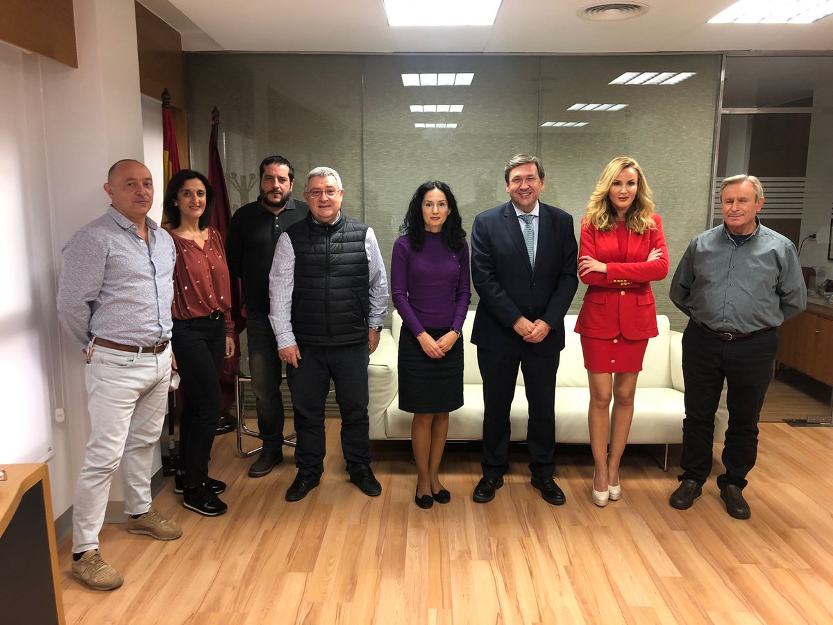 DG_ComercInnova's tweet photo. 📍Desde el equipo de #Comercio de @DG_ComercInnova os emplazamos a Asociaciones de Comerciantes y Ayuntamientos de @regiondemurcia a participar en #DINAMICrm
‼️Dinamicemos nuestro #comercio
📅Nos vemos el jueves 18 noviembre en el Centro de Artes Escénicas - CAES @TPacheco_Ayto https://t.co/4v5itONHC0