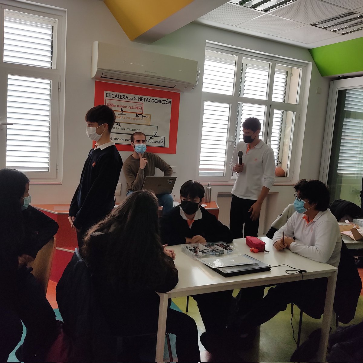carmennavarro1's tweet photo. #UnpluggedActivities para trabajar el pensamiento computacional. Los programadores guían a los "robots". Serán capaces de completar la misión?
#ProgramarMola https://t.co/IFz0DWngxd