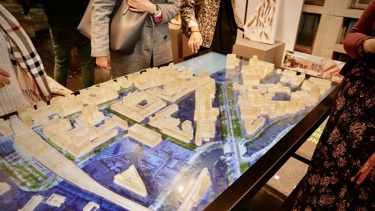 FormFollowsYou's tweet photo. Anfang November wurde der Interaktive Datentisch Campus Charlottenburg feierlich eingeweiht. Als strategisches Werkzeug für digital-gestützte Stakeholderprozesse rund um das Thema #Stadtentwicklung wird der Tisch zukünftig aktiv durch die @TUBerlin eingesetzt. #smartcity #gis https://t.co/MfI0HFqt8y