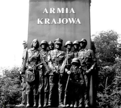 History_Ukraine's tweet photo. Армія крайова (АК), збройні сили польського підпілля здійснювала етнічні чистки українського мирного населення - Винищення села Павлокоми, Різня в Сагрині, Трагедія села Верховина. Тепер герої Польщі https://t.co/ztDjnpoZuH