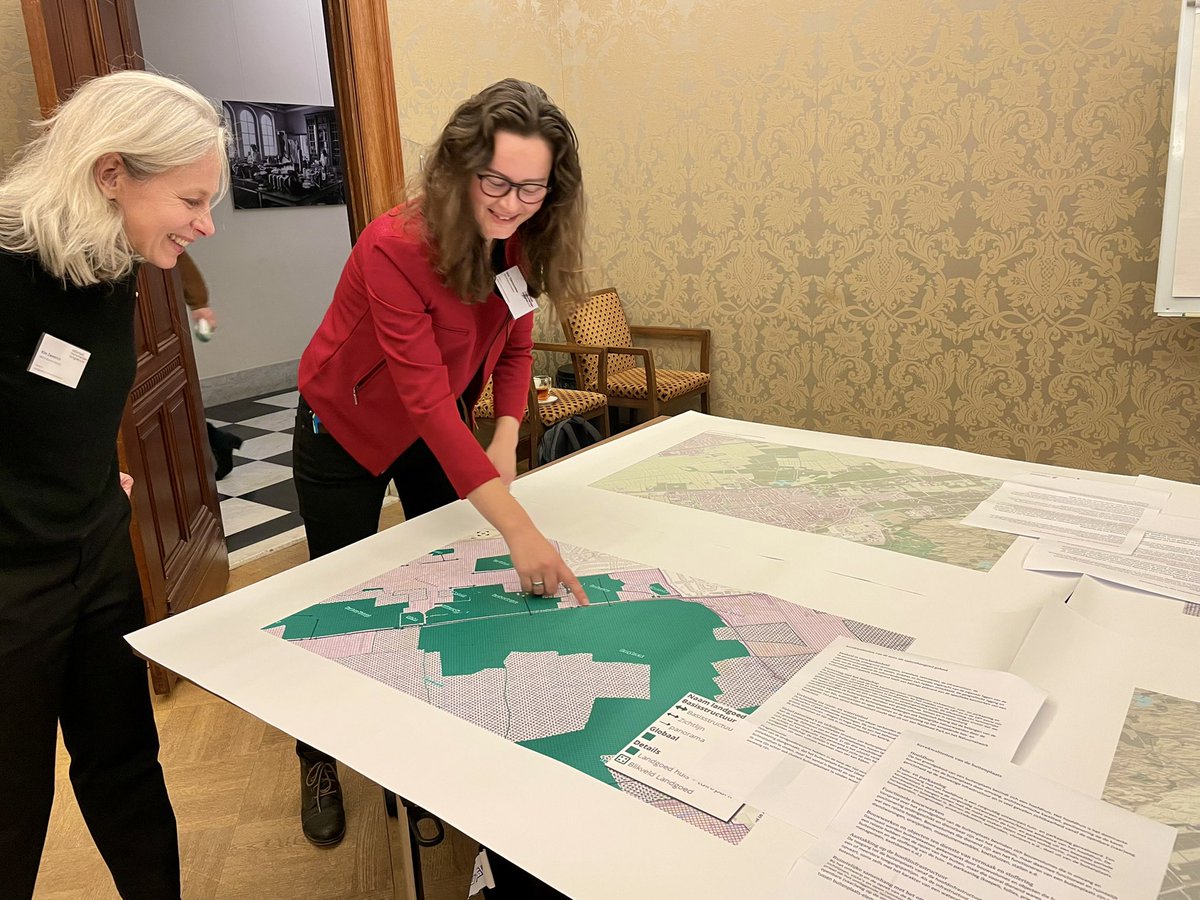 SteunpuntNH's tweet photo. We starten zo met onze deelsessie op het @monumentencongr over landgoederen en buitenplaatsen in het omgevingsplan! Hoe ga je de kernkwaliteiten in regels vangen? Lisa legt de landschapskaarten vast klaar, waar we zo mee gaan werken. #NMC21 https://t.co/0J5MUIsN6k