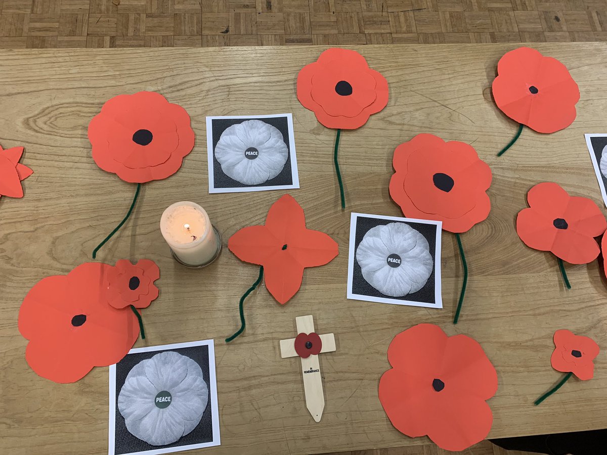 Remembering former pupil Conrad Lewis and all others who have lost their lives in war. Key Stage 3 and Sixth Form poppy sellers met to observe the 11 o’clock silence. #RemembranceDay2021 #BeYouBeSibford #WhitePoppy