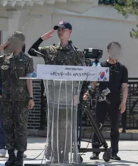 iamchichers's tweet photo. D-3
Among his many military activities, being the host of the 66th Memorial Day Ceremony will always be a special memory. Even the President acknowledged his hard work. 👏🏻
#WaitingForYook
#YOOK_SUNGJAE #육성재 https://t.co/OuOfwGLV9K