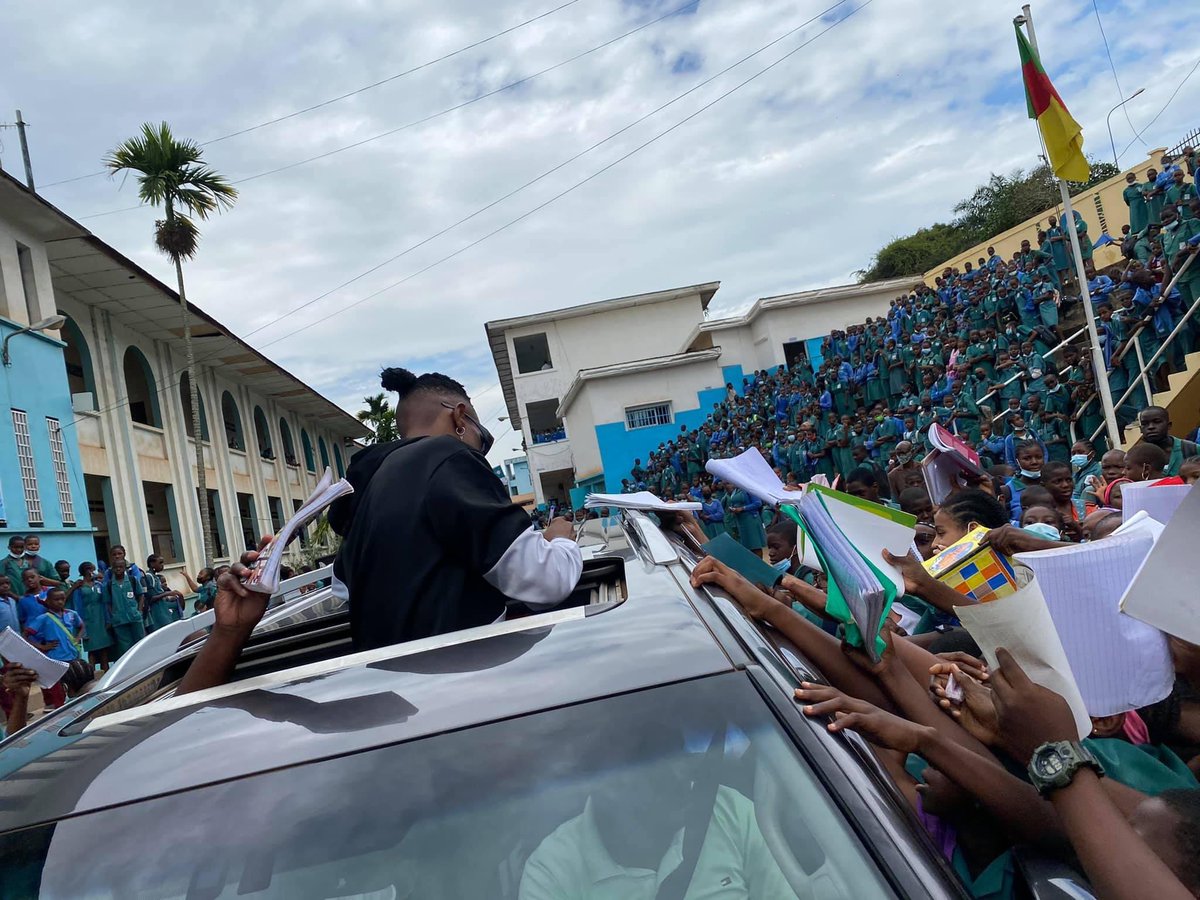 TikTok_237's tweet photo. Le Mbolé se porte bien..
Que Dieu nous bénisse davantage, croyez en lui et gardez la foi. 🙏🏾
Thanks aux fans du Collège de la Retraite ♥️
#SoldatDozo 🥁
#Mbole https://t.co/Sm95ah5SOO