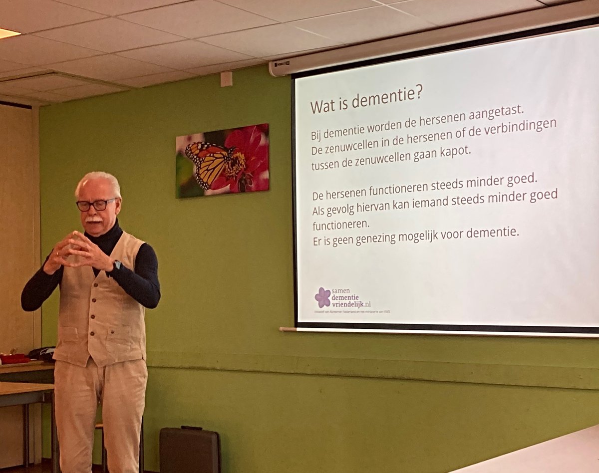 ZvElkaar's tweet photo. Via het cursusaanbod op https://t.co/jrfS51281q werd deze week een tweede groep vrijwilligers geschoold in het omgaan met mensen met dementie 💜. Binnenkort wordt deze training nogmaals aangeboden. #samendementievriendelijk #zwijndrecht #dementievriendelijkegemeente #lerenisleuk https://t.co/xU6qFEP1dI