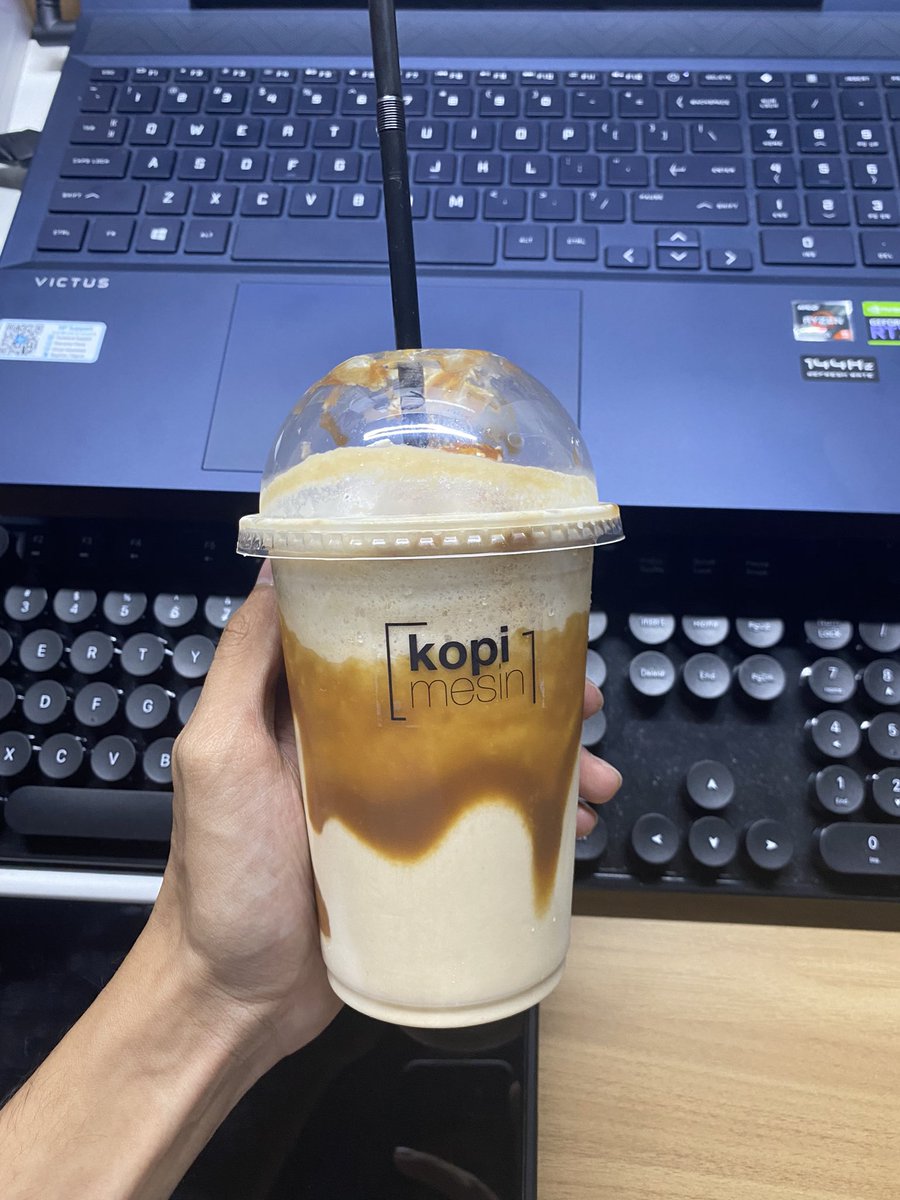 aldrlsh8's tweet photo. tried their iced blended salted caramel today .... SO SEDAP AND MURAH ?!?! i am actually going to make a thread for every menu they have #solidfan https://t.co/0316T6xDn8