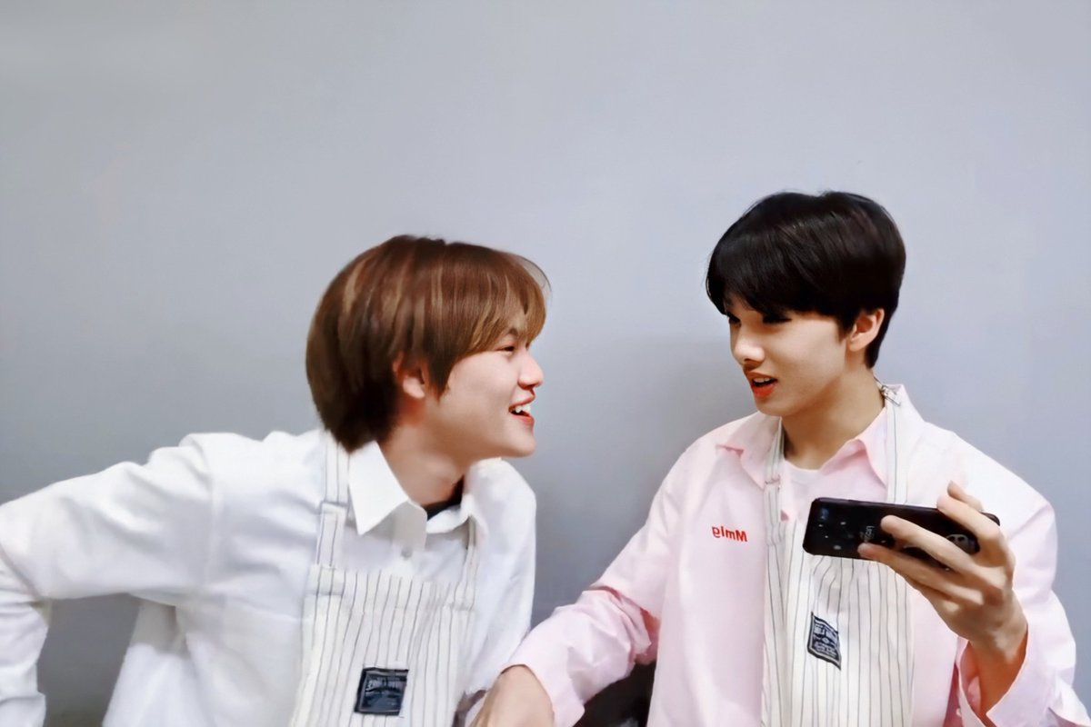 idontthinking's tweet image. 지천? 진짜 웃김
서로를 바라보는 눈빛이 심상치가 않음
알계 오천백만개 생성 눈빛