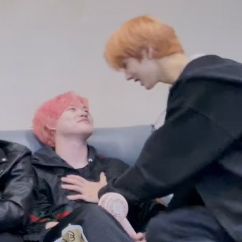 idontthinking's tweet image. 지천? 진짜 웃김
서로를 바라보는 눈빛이 심상치가 않음
알계 오천백만개 생성 눈빛