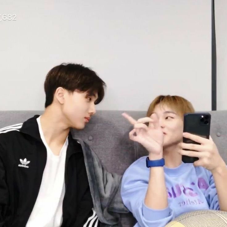 idontthinking's tweet image. 지천? 진짜 웃김
서로를 바라보는 눈빛이 심상치가 않음
알계 오천백만개 생성 눈빛