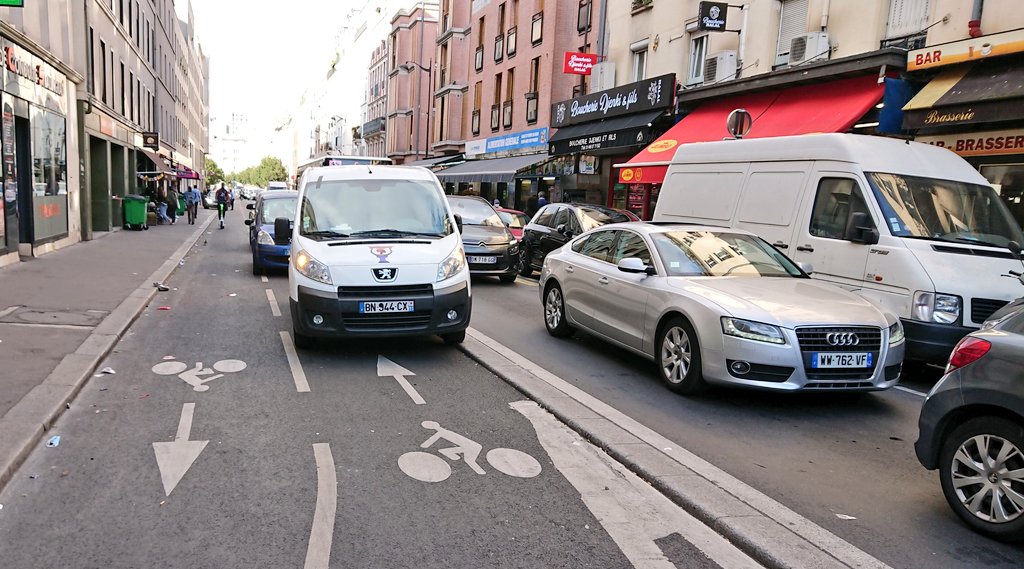 pes_18e's tweet photo. La pédagogie c'est bien mais on espère que vous afficherez le même volontarisme à lutter contre le stationnement dangereux sur les pistes cyclables du 18e. Sélection photo malheureusement non exhaustive... https://t.co/CqPUMkyPR0