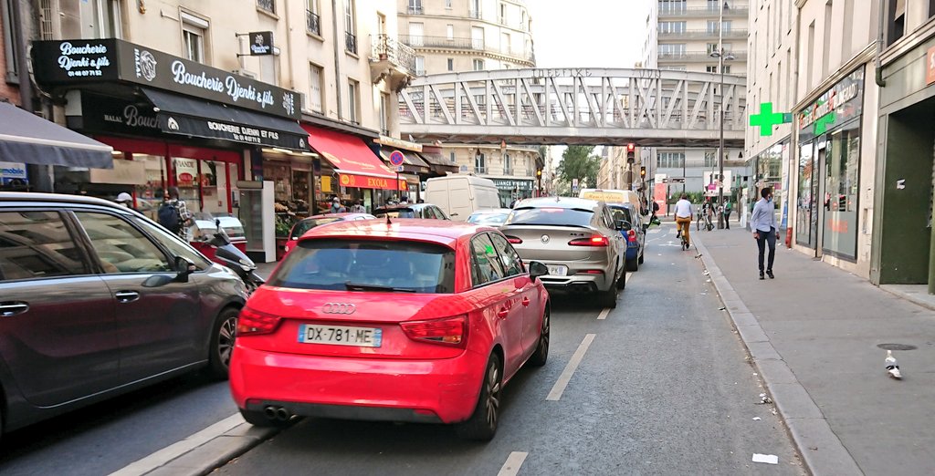 pes_18e's tweet photo. La pédagogie c'est bien mais on espère que vous afficherez le même volontarisme à lutter contre le stationnement dangereux sur les pistes cyclables du 18e. Sélection photo malheureusement non exhaustive... https://t.co/CqPUMkyPR0