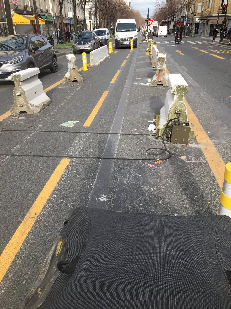 pes_18e's tweet photo. La pédagogie c'est bien mais on espère que vous afficherez le même volontarisme à lutter contre le stationnement dangereux sur les pistes cyclables du 18e. Sélection photo malheureusement non exhaustive... https://t.co/CqPUMkyPR0