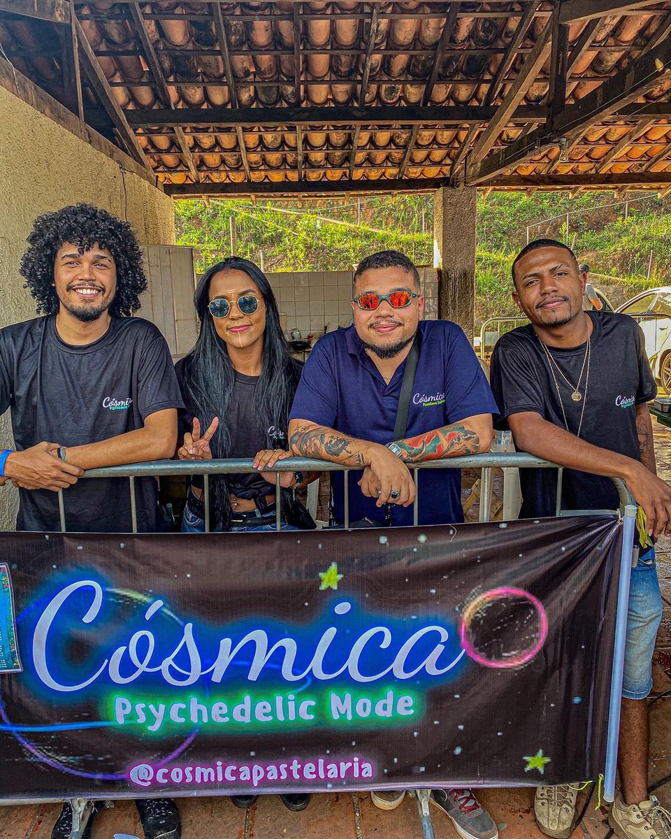 jussa95's tweet photo. já que hoje e dia...  trampo foda com pessoas foda... dia bom esse... sem contar o pastel... 8ª maravilha do mundo... segura esse... #TBT #guattari #cosmica @psycleber @carolgabr #diguinho @_pehdiniz (não ta na foto mais tava na equipe...) https://t.co/vwKipmioSw