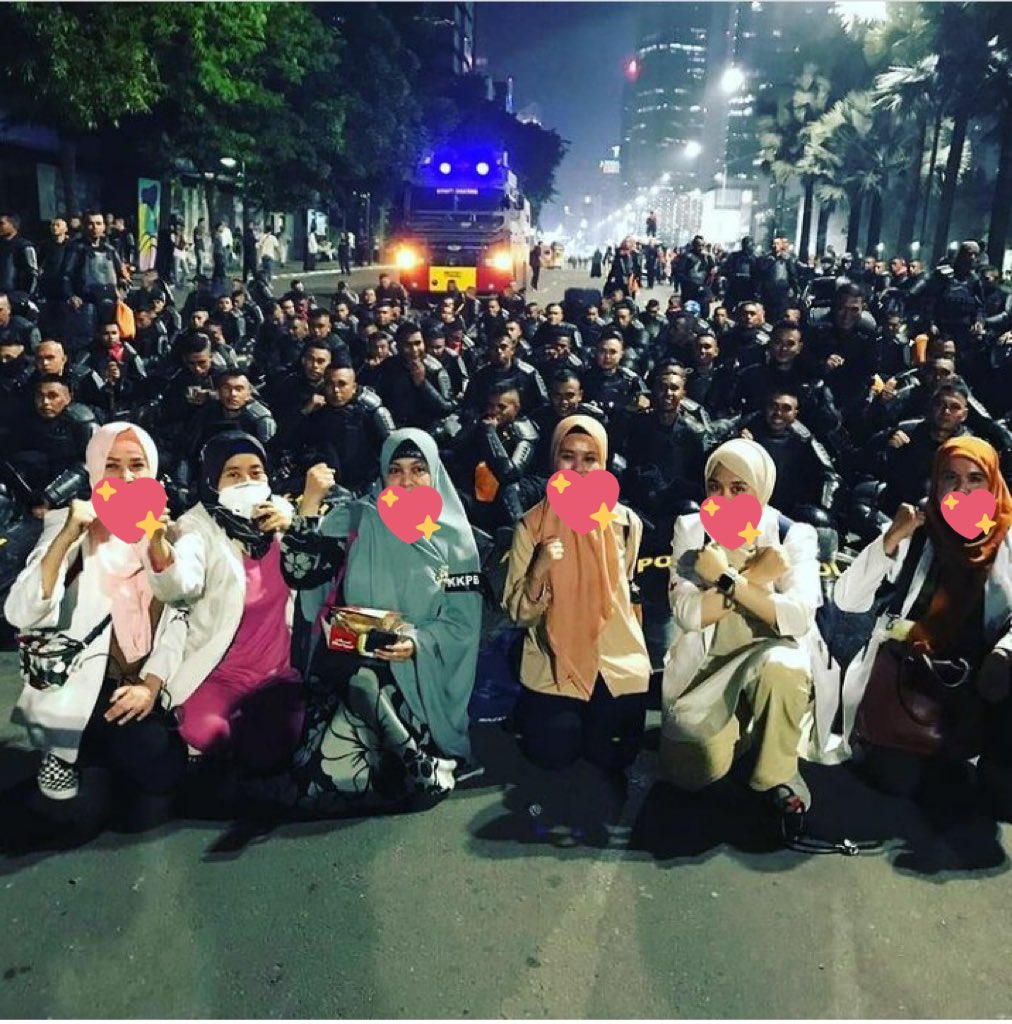 DrEvaChaniago's tweet photo. 21-22 Mei 2019, Depan Bawaslu
Dua malam bersejarah
Diantara bunyi desingan peluru, panasnya gas air mata,kami tetap bertahan
Membantu korban bentrokan, ada pejuang,aparat,wartawan dll
Ambulan kami lalu lalang rujuk pasien
Pulang sll akhir, krn tidak ingin ada pejuang y terlantar https://t.co/zORtg7t0qp