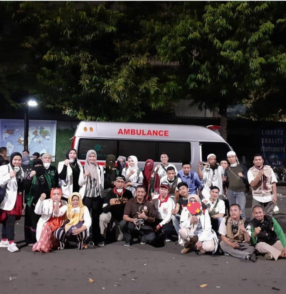 DrEvaChaniago's tweet photo. 21-22 Mei 2019, Depan Bawaslu
Dua malam bersejarah
Diantara bunyi desingan peluru, panasnya gas air mata,kami tetap bertahan
Membantu korban bentrokan, ada pejuang,aparat,wartawan dll
Ambulan kami lalu lalang rujuk pasien
Pulang sll akhir, krn tidak ingin ada pejuang y terlantar https://t.co/zORtg7t0qp