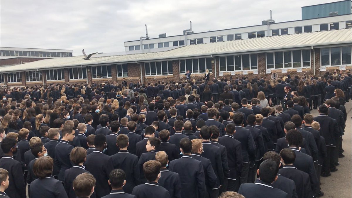 Wonderful to all unite together for Remembrance Day. The power of a collective “ We will remember them”. #USFproud #AVBproud <a href="/AvonbourneUL/">Avonbourne Boys' and Girls' Academies and USF</a>