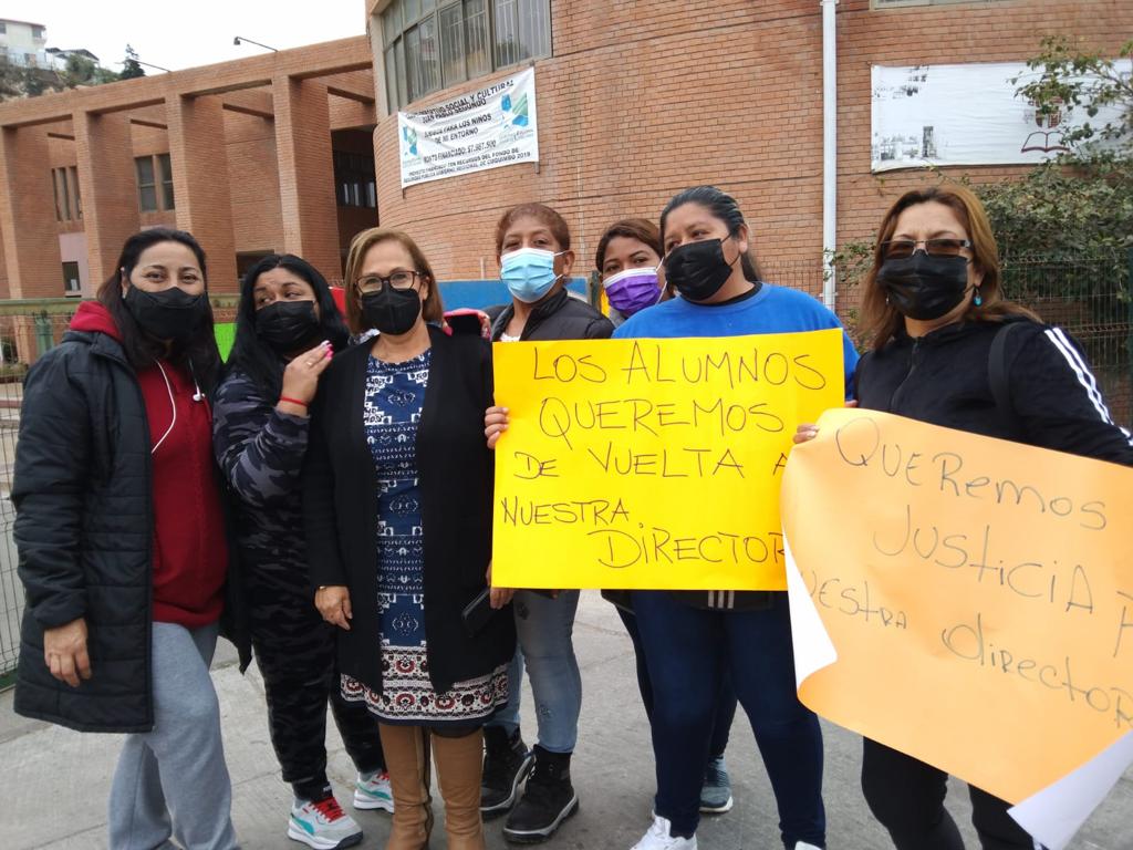 _SincroniaCiuda's tweet photo. Con apoderados,alumnos, profesores y asistentes de la educacion del
Colegio Juan Pablo II de #Coquimbo apoyando a Margarita General,profesora y ex directora del establecimiento quien estando en la terna del concurso fue despedida y marginada de su cargo luego d 15 años trabajando https://t.co/uzrEHe0m80