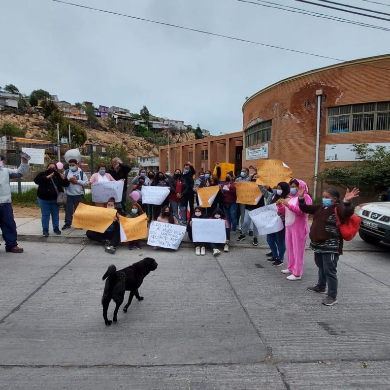 _SincroniaCiuda's tweet photo. Con apoderados,alumnos, profesores y asistentes de la educacion del
Colegio Juan Pablo II de #Coquimbo apoyando a Margarita General,profesora y ex directora del establecimiento quien estando en la terna del concurso fue despedida y marginada de su cargo luego d 15 años trabajando https://t.co/uzrEHe0m80