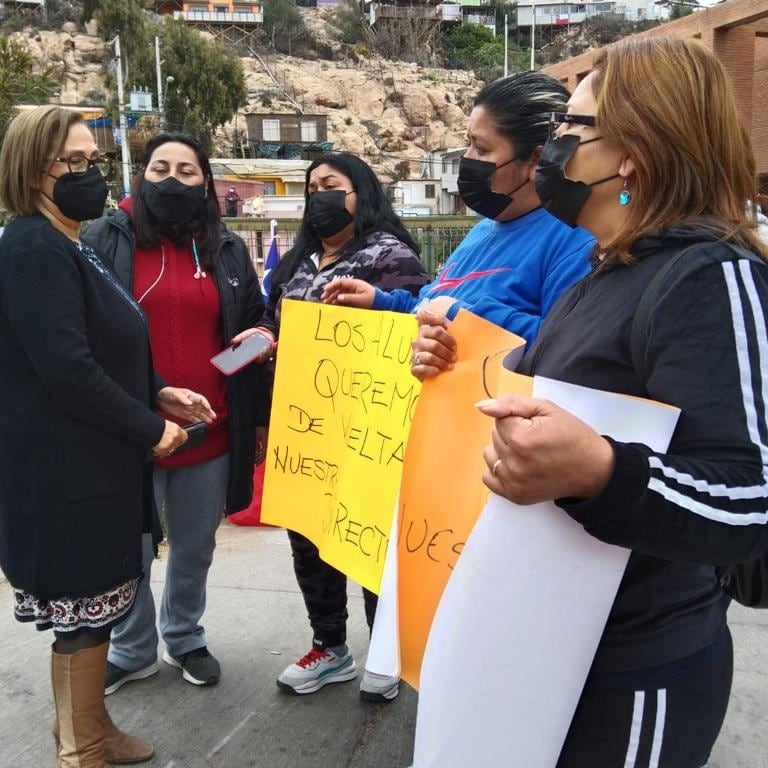 _SincroniaCiuda's tweet photo. Con apoderados,alumnos, profesores y asistentes de la educacion del
Colegio Juan Pablo II de #Coquimbo apoyando a Margarita General,profesora y ex directora del establecimiento quien estando en la terna del concurso fue despedida y marginada de su cargo luego d 15 años trabajando https://t.co/uzrEHe0m80