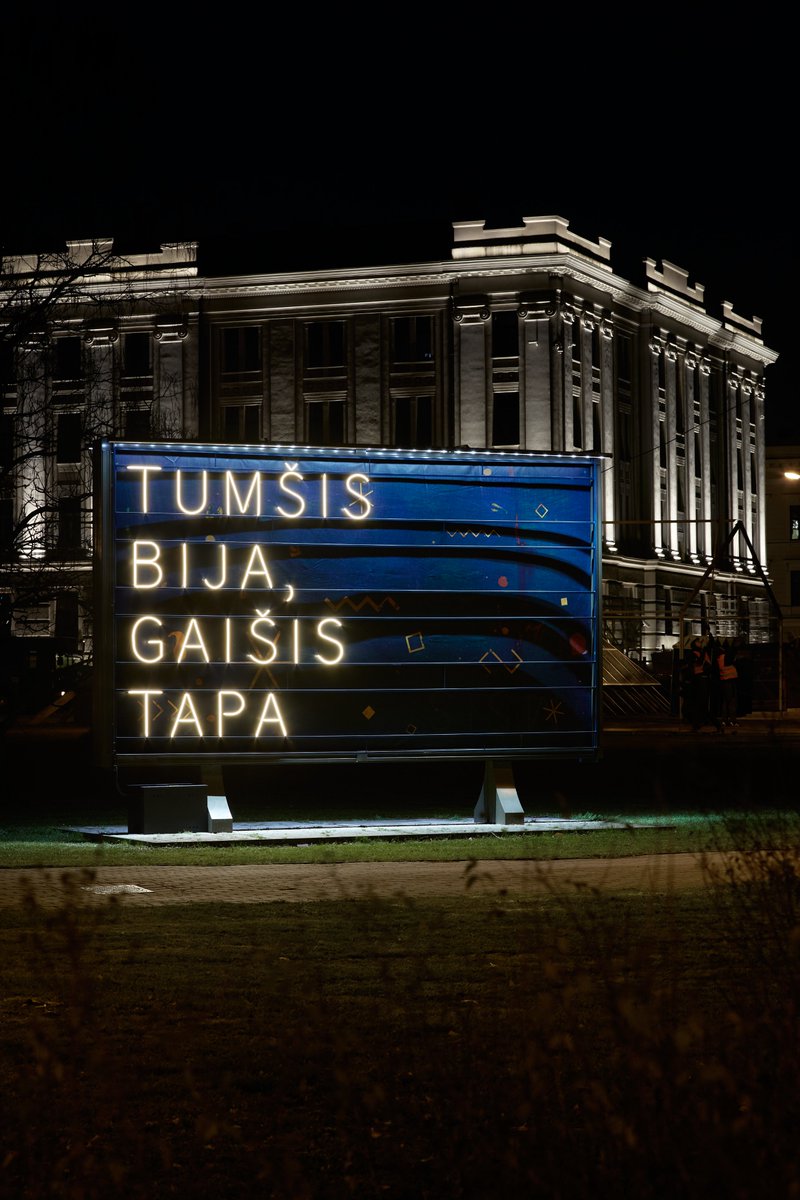 RigasDome's tweet photo. Pilsētvidē koši iemirdzējušās latviešu tautasdziesmu rindas. 10 gaismas objektus meklē Imantā, Dzirciemā, Āgenskalnā, Torņakalnā, Avotos, Maskavas forštatē, Vecmīlgrāvī un 3 vietās centrā. Lai mirdzošie vārdi ļauj saskatīt mūsu spēku un stiprina tumšajā laikā!✨ https://t.co/YuOjK6je1R