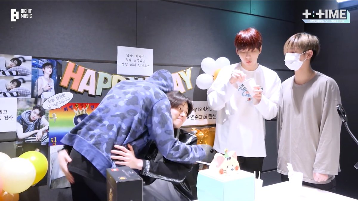 crown_ur's tweet photo. ヒュニンカイからの誕生日メッセージに感動しすぎてハグして手まで握って気持ちを伝えるヨンジュンさん、メンバーからのビデオレターを見てるときの表情、こんなん何回見ても泣く https://t.co/qQ64BFdFGX
