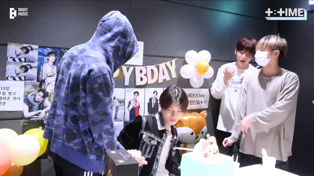 crown_ur's tweet photo. ヒュニンカイからの誕生日メッセージに感動しすぎてハグして手まで握って気持ちを伝えるヨンジュンさん、メンバーからのビデオレターを見てるときの表情、こんなん何回見ても泣く https://t.co/qQ64BFdFGX