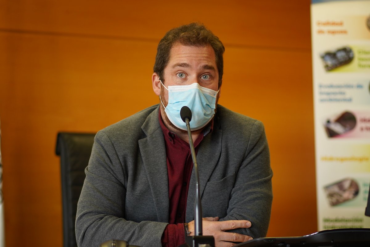 iiama_upv's tweet photo. 👨💻@JoseGBerlanga1 explica los proyectos que están desarrollando desde @Facsa_es y que buscan mejorar la #sostenibilidad y eficiencia #hidrica💧, "siempre intentando adelantarse a las futuras exigencias y necesidades en materia medioambiental". #JornadaRedAguaCV💧 https://t.co/m4Xyp9E2Jh
