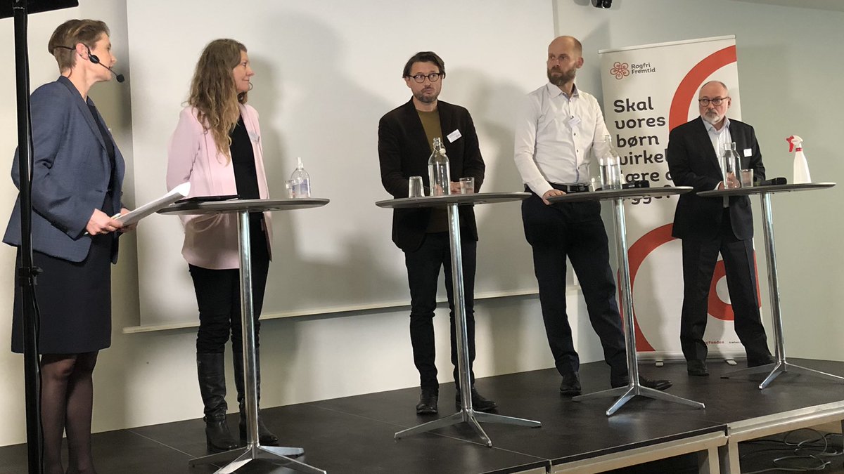 NielsThem's tweet photo. Skal tobak forbydes? Debat om #sundpol på #RøgfriFremtid Partnerseminar mellem @mettelolkhanak @noa_redington @JonasHerby og @johnwagnerdsk
#PlanModTobak https://t.co/LcGyCs47MC