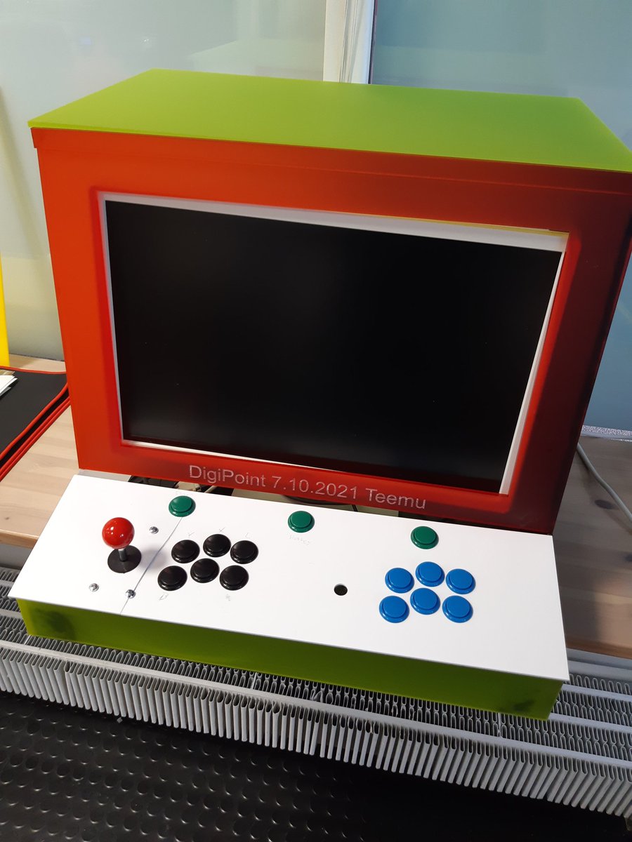 digipointvantaa's tweet image. DigiPoint työpajassa pääsee tekemään projekteja omien mielenkiinnonkohteiden mukaan. Kuvassa toiseksi viimeisen työpajan onnistunut arcade-kabinetti -projekti 👍 #6aika #vantaankaupunki #digipoint #robokeskusvantaa