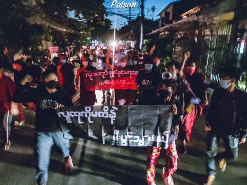 Khithitofficial's tweet photo. မန္တလေးတွင် စိန်ပန်းသပိတ်စစ်ကြောင်း ဦးဆောင်ကာ ယနေ့ နိုဝင်ဘာလ ၁၁ ရက်နေ့တွင် "လူထုကိုမထိနဲ့ မီးပွင့်သွားမယ်" အကြမ်းဖက် စစ်ကောင်စီ ဖက်ဆစ် စစ်တပ် ချေမှုန်းရေ��� ချီတက် ဆန္ဒပြခဲ့ကြောင်း သိရသည်။ https://t.co/KWl6Wb4wTW