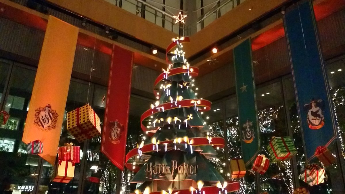 enterthe007's tweet photo. Harry Potter Christmas Tree ✨🎄✨
ハリーポッターのクリスマスツリー & イルミネーション✨🎄✨
#harrypotter #Potter #harry #harrypotterchristmastree #harrypottertree #harrypotter2021 #ハリーポッター #ハリーポッタークリスマス #ハリーポッターツリー #ハリポタ #丸ビル #丸の内 https://t.co/eagONua6yX