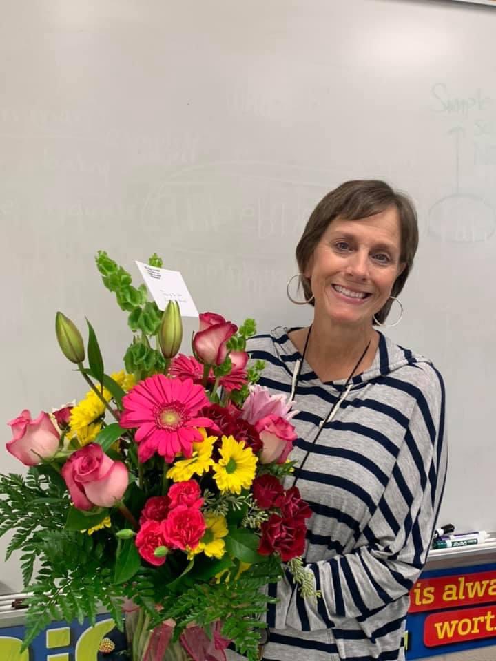 FloEdFoundation's tweet photo. Congratulations to the 21–22 Forest Hills Teacher of the Year, Mrs. Julie Wilson! Forest Hills is blessed to have her as part of our team! @FCSLearn @ForestHillsEle https://t.co/luBGtMHTke