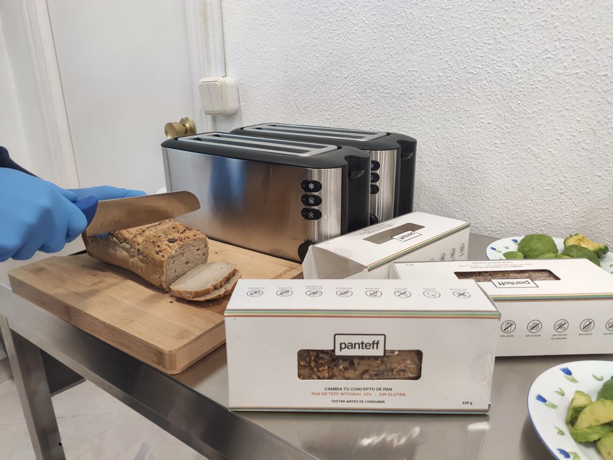 CeliacosMadrid's tweet photo. ¡Qué ganas teníamos de volver a teneros por nuestra sede! Y qué mejor forma de recibiros que organizando un desayuno saludable con Panteff🍞
¡Lástima que a través de las fotos no podáis sentir lo bien que huele!
#DesayunosACSG #ColaboradoresACSG #panteff #pansingluten #singluten https://t.co/Xk94grdDmL