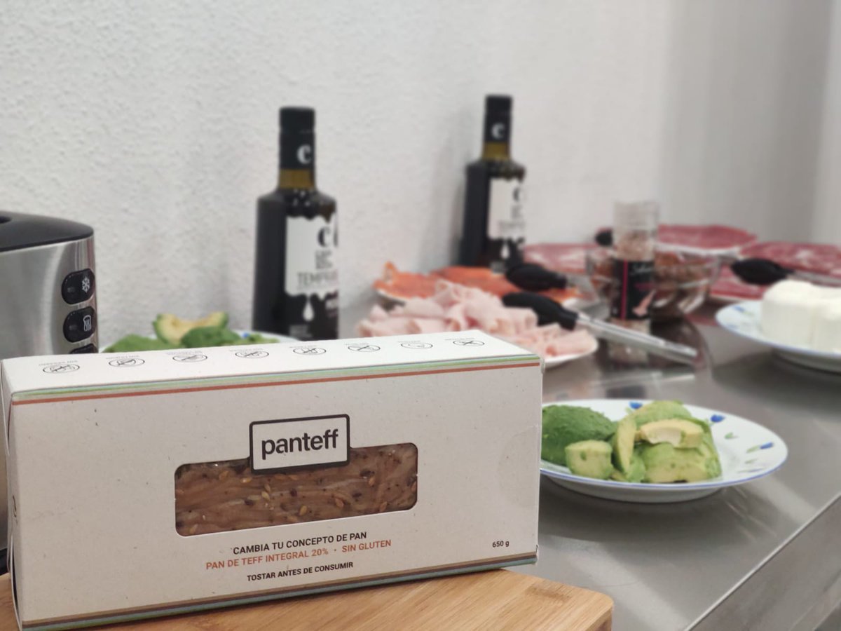 CeliacosMadrid's tweet photo. ¡Qué ganas teníamos de volver a teneros por nuestra sede! Y qué mejor forma de recibiros que organizando un desayuno saludable con Panteff🍞
¡Lástima que a través de las fotos no podáis sentir lo bien que huele!
#DesayunosACSG #ColaboradoresACSG #panteff #pansingluten #singluten https://t.co/Xk94grdDmL