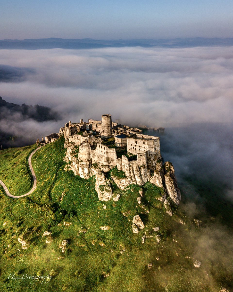 ThisIsSlovakia_'s tweet photo. The ruins of #SpisCastle 🏰
@SlovakTB #ThisIsSlovAkia 🇸🇰
#slovakia #castle #drone #travel #explore #ruins #discover RT
(📷 Filip Liskay) https://t.co/AFzzEN9mzK