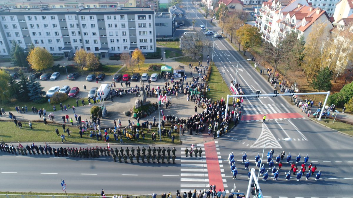MiastoLeszno's tweet photo. Dziękujemy wszystkim, którzy wzięli udział w dzisiejszych obchodach Święta Niepodległości 🇵🇱  Cieszymy się niezmiernie, że było nas tak wielu ❤️ CC @lukasz_borowiak @mokleszno @mrm_leszno @LeszczynskieNGO @LP1938 https://t.co/PA0bg3fFgX