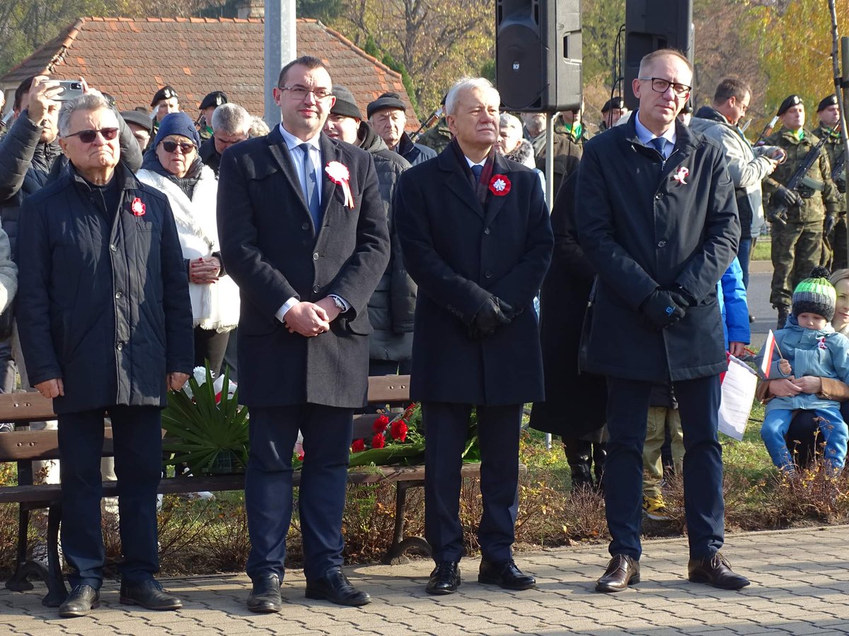 MiastoLeszno's tweet photo. Dziękujemy wszystkim, którzy wzięli udział w dzisiejszych obchodach Święta Niepodległości 🇵🇱  Cieszymy się niezmiernie, że było nas tak wielu ❤️ CC @lukasz_borowiak @mokleszno @mrm_leszno @LeszczynskieNGO @LP1938 https://t.co/PA0bg3fFgX