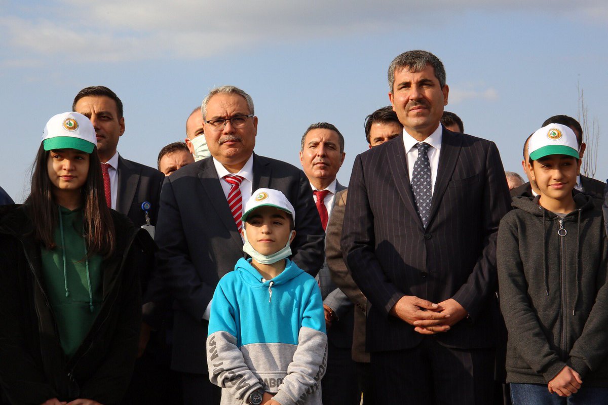 Cumhurbaşkanımız Sayın <a href="/RTErdogan/">Recep Tayyip Erdoğan</a> riyasetinde;

🇹🇷 Daha yeşil bir Türkiye! 

Vali Doç. Dr. İlker Gündüzöz'ün önderliğinde; 

🌳 Daha yeşil bir Muş! 

için #MilliAğaçlandırmaGünü kapsamında fidanlarımızı, geleceğimizin teminatı çocuklarımız ile birlikte toprakla buluşturduk.