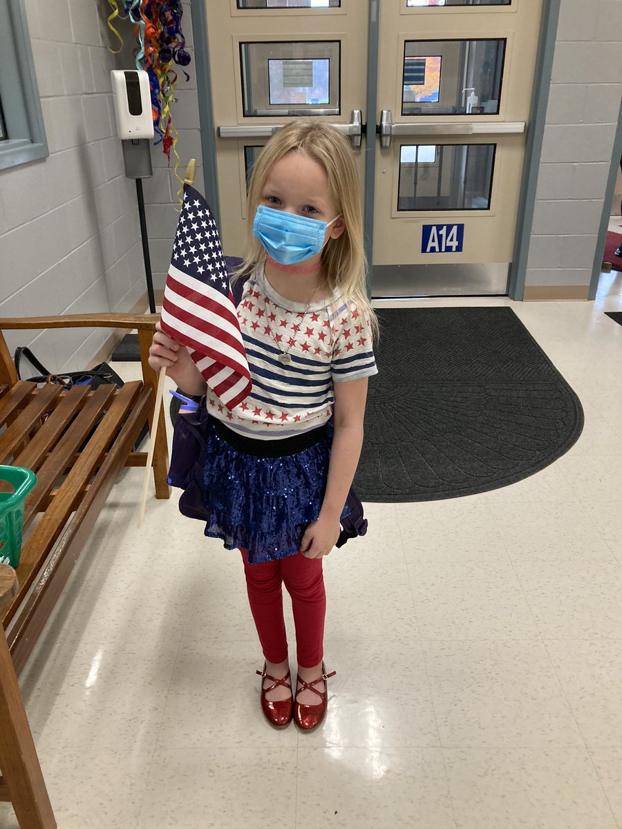 On Veterans Day we honor all those who have served in the U.S. military! Check out this patriotic style! 🇺🇸💙