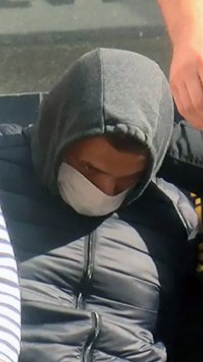 #BaşakCengiz'in katili Can Göktuğ Boz. 

Tek fotoğrafı bu! 

Samuray kılıcı ile cinayet işleyen, kendisine direnemeyeceğini düşündüğü için kadını hedef seçtiğini söyleyen, gazeteciler fotoğraf çekerken yüzünü gizlemeyi akıl eden birinin deli olduğuna inanmamızı bekleyemezsiniz!