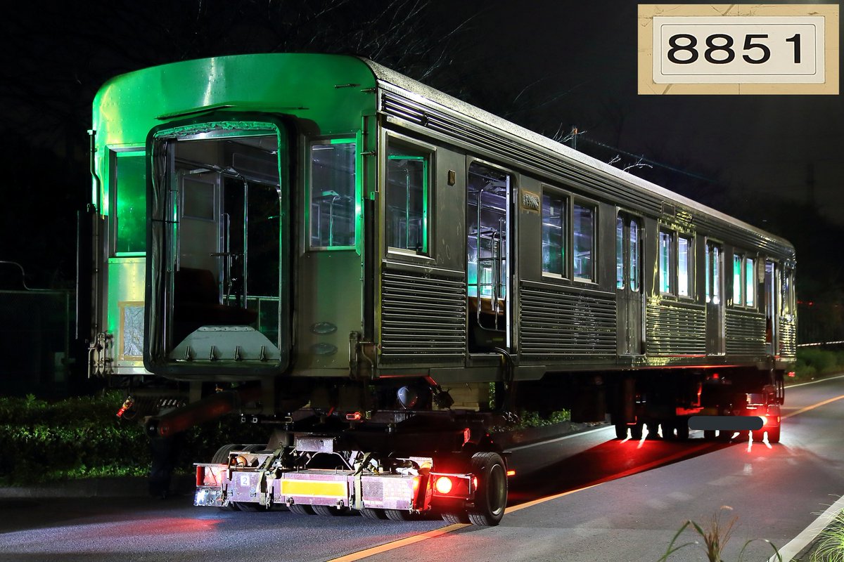 Tokuchan4698606's tweet photo. 2021年11月5日(金)
東急8500系8622F
解体に伴う廃車陸送
第1回目の廃車陸送です。
サハ8958(8号車)・デハ8851(9号車)が搬出されました。
デハ8851(9号車)の銘板プレートが撤去されているのを確認できました。
#東急8500系
#8622F https://t.co/7PjTWJaVYC