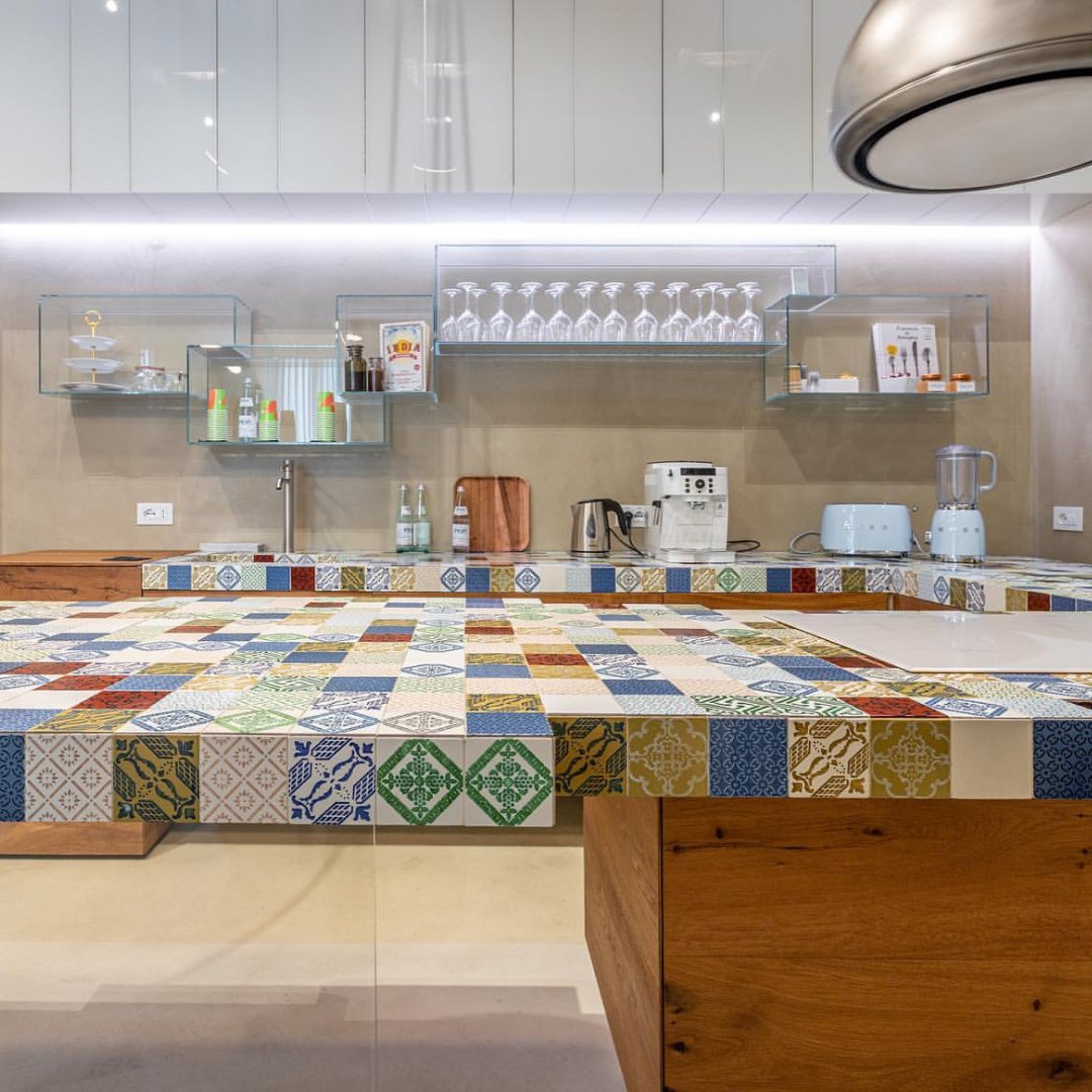 madeamanoitaly's tweet photo. La nostra MADETERRANEO collection.
"La cucina della nostra Caffetteria:  il legno di cui si compone riscalda l’ambiente e le dona genuinità, mentre i suoi azulejos multicolore le danno un sapore Mediterraneo."
.
#casalagomilano #lagodesign #interiordesign  #madeamano https://t.co/7ObCEATld2