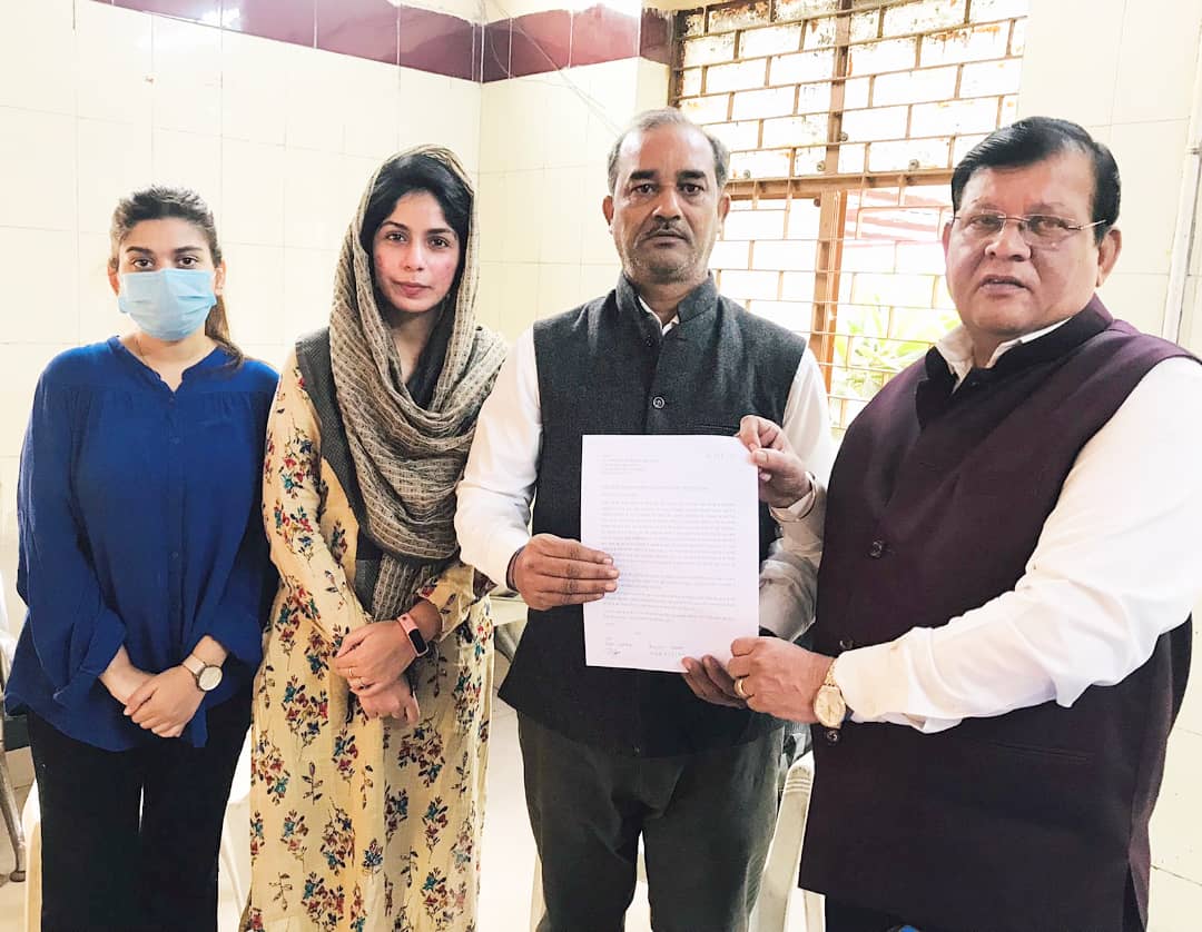 dasamindia's tweet photo. A nexus has been operating in the contractual system due to which the workers do not get their basic rights despite being provided by the government- @girishsoni9
He assured that he will take all the necessary steps to help the workers in today's meeting.
#SewerWorkers https://t.co/6rrp9NIuzR