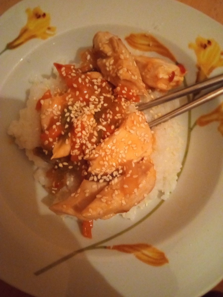 gigi_nah's tweet photo. W każdym polskim domu schaboszczak na święto... 
W moim domu sweet chilli korean food 😆 ja kulturka, reszta z wokiem żeby przypadkiem ktoś za dużo nie zjadł xDD 
Czuby xD https://t.co/vU6iCBeQS3