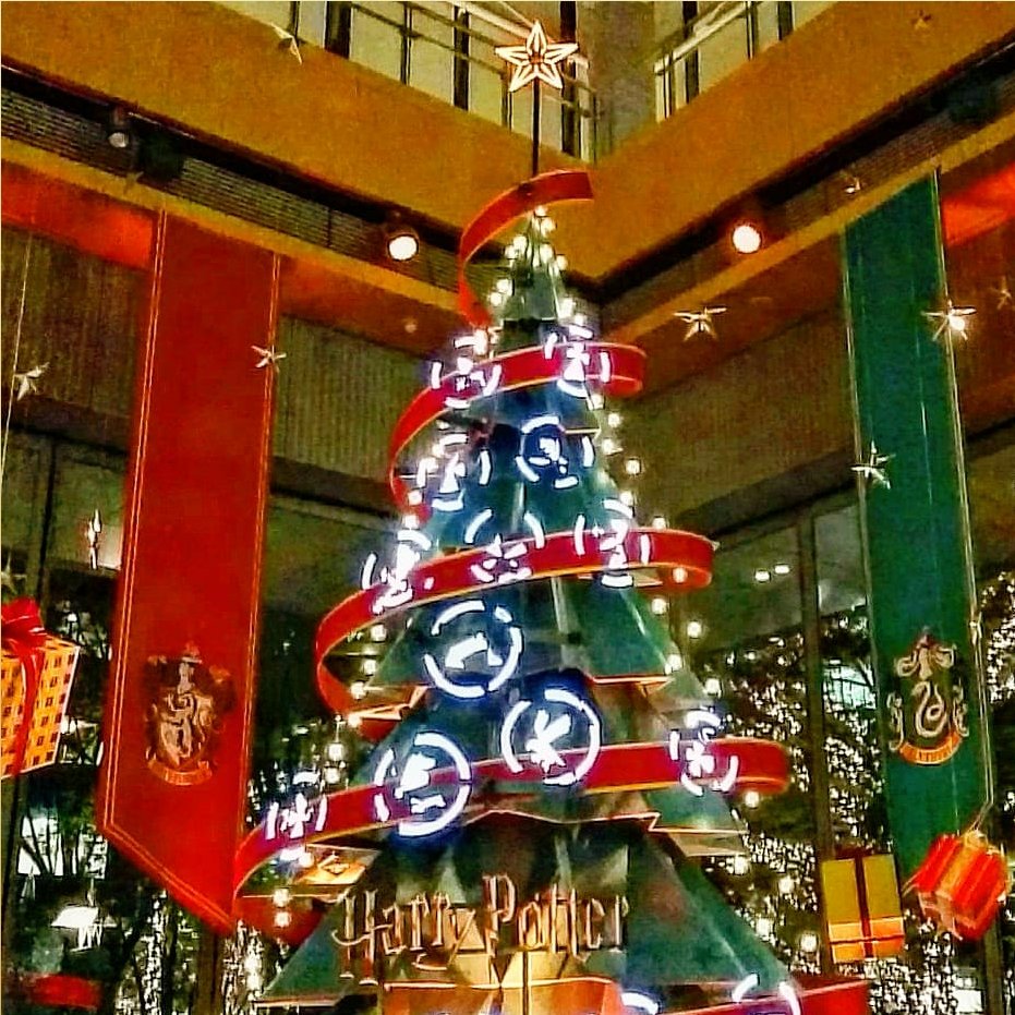 enterthe007's tweet photo. Harry Potter Christmas Tree ✨🎄✨
ハリーポッターのクリスマスツリー & イルミネーション✨🎄✨
#harrypotter #Potter #harry #harrypotterchristmastree #harrypottertree #harrypotter2021 #ハリーポッター #ハリーポッタークリスマス #ハリーポッターツリー #ハリポタ #丸の内 #丸ビル https://t.co/GjqGMH0968