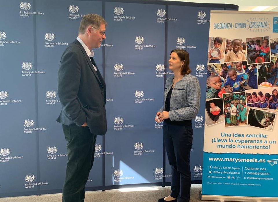 ukinspain's tweet photo. Hoy hemos tenido la suerte de escuchar al fundador de la ONG 🇬🇧 @MarysMealsSpain Magnus MacFarlane-Barrow, que nos ha contado su impresionante trabajo alimentando a más de 2 millones de niños en sus colegios en 19 países, mejorando su nutrición y su acceso a la educación https://t.co/FtAylANJJi