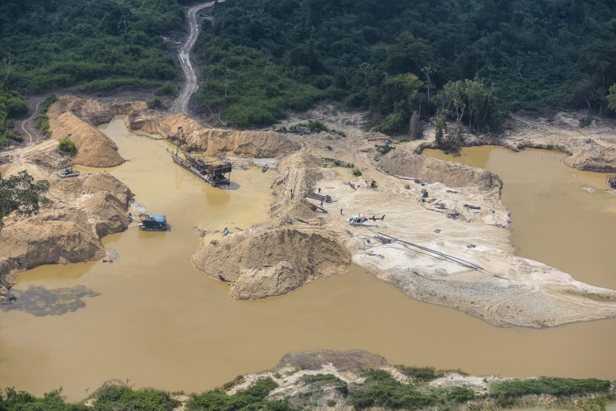 MotherAmazon's tweet photo. ❗️ 🇧🇷 #gold exporter #BPTrading with 10% of the exports of metal in 2019 - 2020, purchased it from companies prosecuted for buying illegal gold. Most of the illegal mines are concentrated in #Indigenous territories, where they deforest, pollute the rivers &amp; inflict violence. + https://t.co/webQiV6iV3