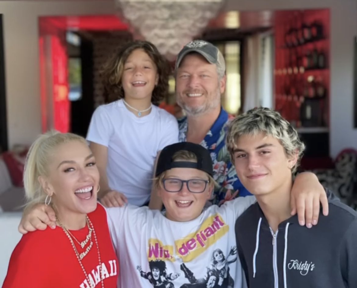 RT for cutest papa #BlakeShelton for #TheCountryArtist at #PCAs 2021 !!