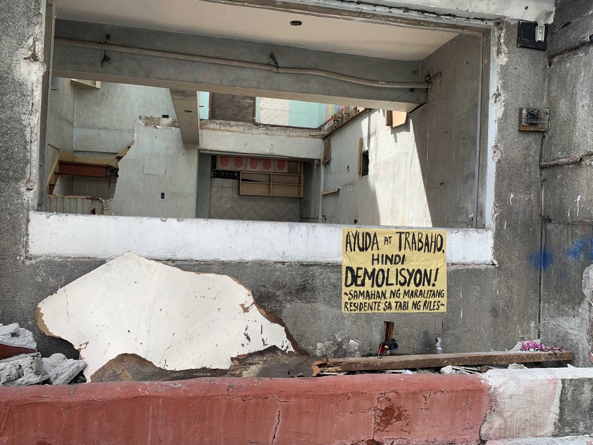 PS_USTSHS's tweet photo. TIGNAN: Pinaskil ng mga residente ang kanilang mga panawagan sa mga tirahan nilang giniba.

TULONG, HINDI DEMOLISYON! https://t.co/3O3jZVsuNl